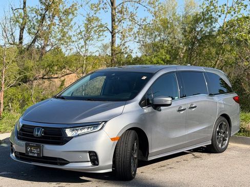Used 2023 Honda Odyssey Elite image 3
