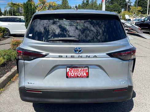 Certified 2025 Toyota Sienna LE FWD image 8