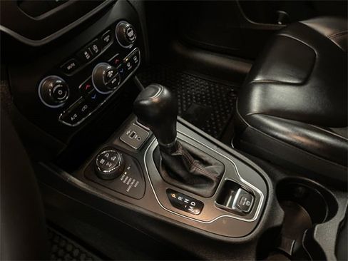 Used 2022 Jeep Cherokee Trailhawk image 19