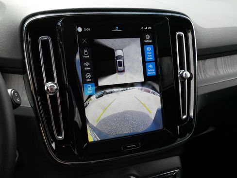 Used 2025 Volvo XC40 B5 Plus AWD/4WD image 30