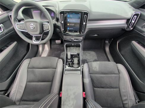 Used 2022 Volvo XC40 P8 Recharge Plus image 9