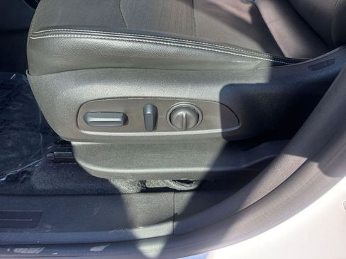 Used 2024 GMC Terrain SLT image 22