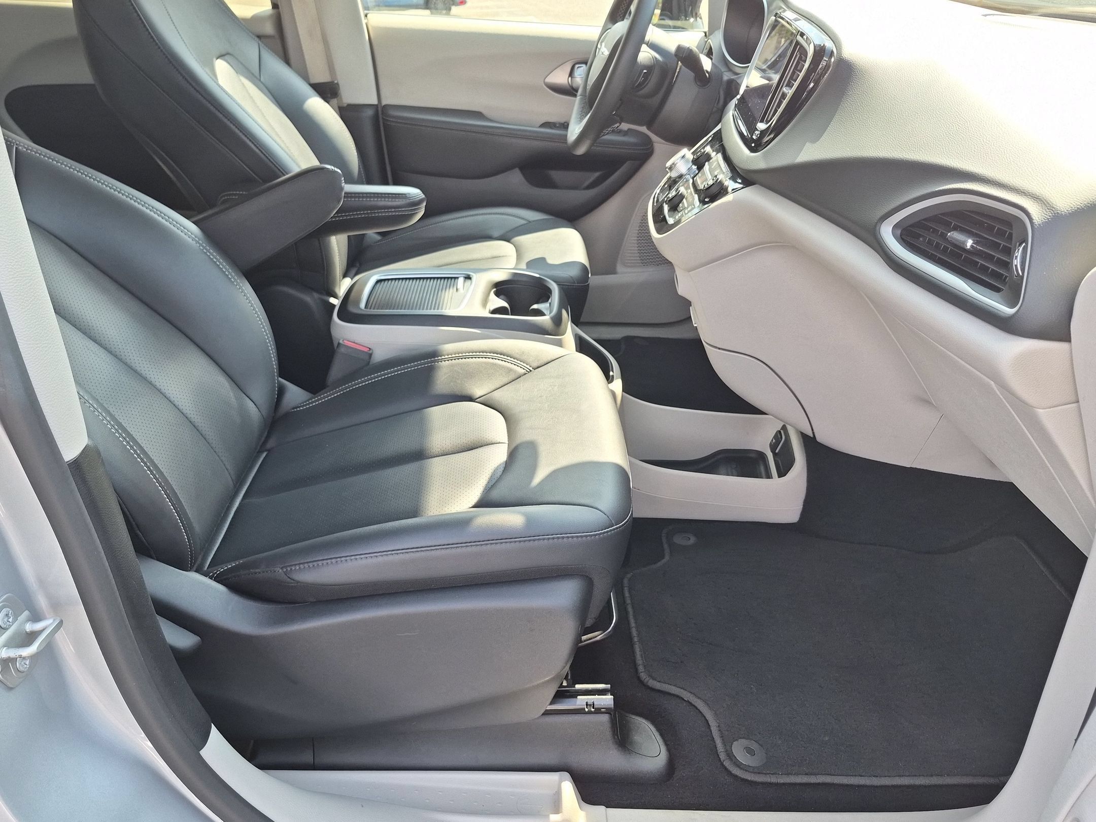 Used 2024 Chrysler Pacifica Touring-L FWD image 36