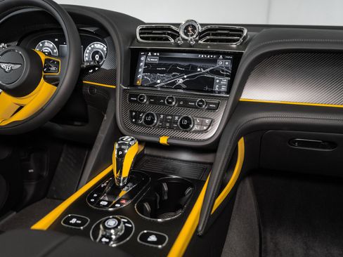 Used 2025 Bentley Bentayga image 38