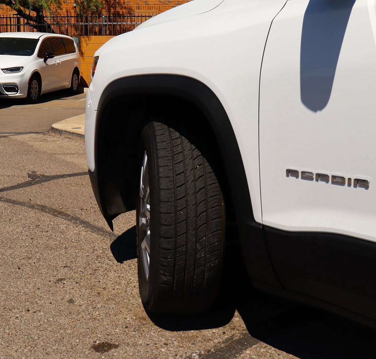Used 2020 GMC Acadia SLT w/ LPO, Cargo Package FWD image 6