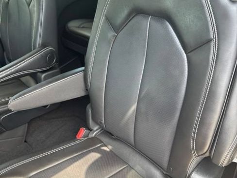 Used 2025 Chrysler Pacifica Select AWD/4WD image 17