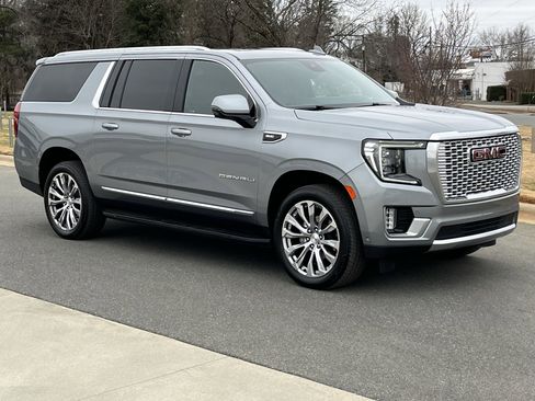 Used 2024 GMC Yukon XL Denali w/ Advanced Technology Package image 2