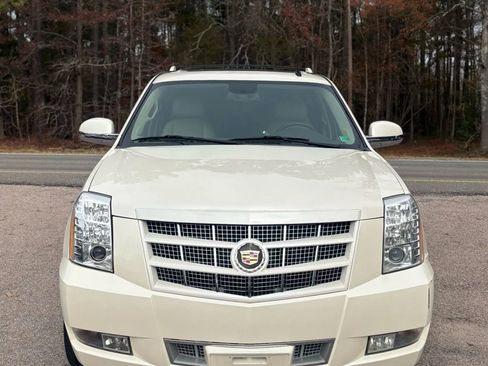 Used 2013 Cadillac Escalade ESV Premium image 3