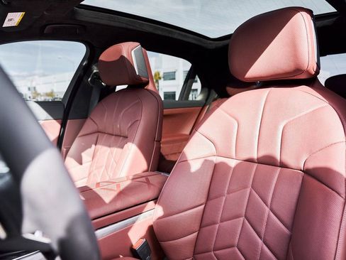 Used 2025 BMW 760i xDrive w/ Premium Package image 46