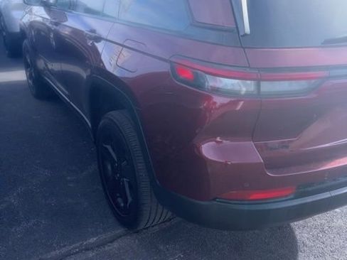 Used 2025 Jeep Grand Cherokee Altitude image 4