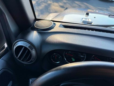 Used 2016 Jeep Wrangler Unlimited Sahara w/ Connectivity Group AWD/4WD image 29
