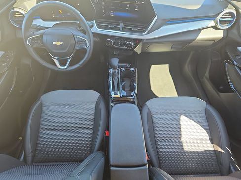 Used 2025 Chevrolet Trax LT w/ LT Convenience Package FWD image 9