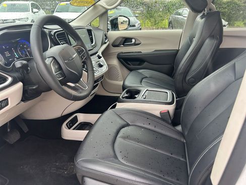 Used 2024 Chrysler Pacifica Touring-L image 28