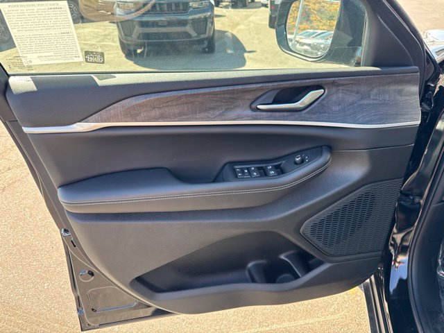 New 2026 Jeep Grand Cherokee Altitude AWD/4WD image 9
