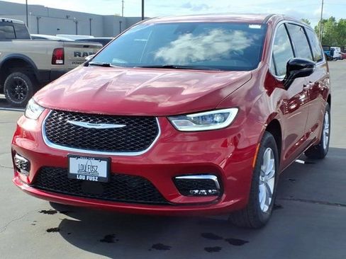 New 2026 Chrysler Pacifica Select image 2