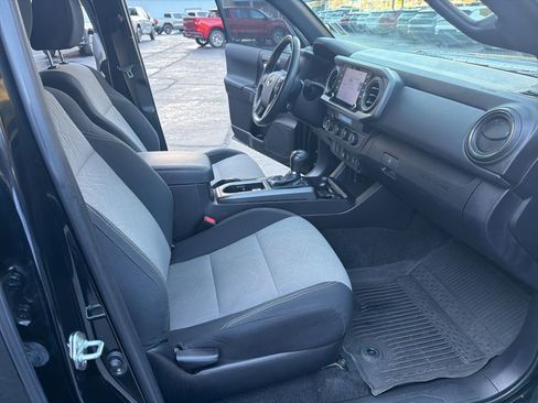 Used 2021 Toyota Tacoma TRD Off-Road image 17