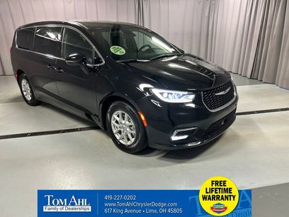 Used 2025 Chrysler Pacifica Select