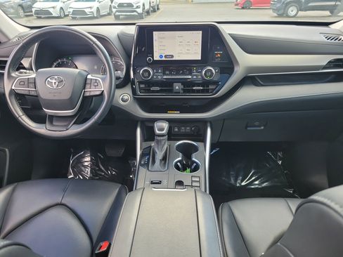 Used 2024 Toyota Highlander XLE FWD image 14