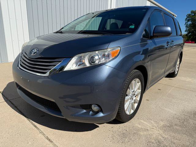 Used 2015 Toyota Sienna XLE AWD/4WD image 2