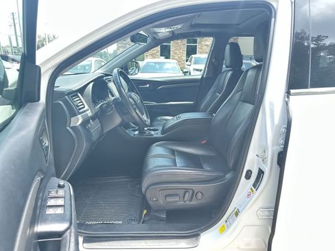 Used 2019 Toyota Highlander SE AWD/4WD image 2