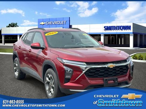 Used 2025 Chevrolet Trax LT w/ LT Convenience Package FWD image 2