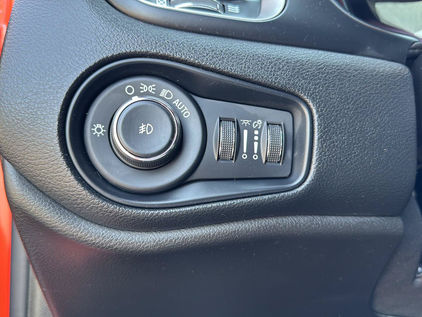 Used 2021 Jeep Renegade Latitude w/ Luxury Group II AWD/4WD image 30