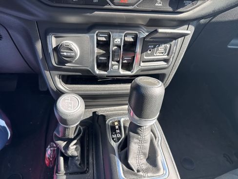 Used 2023 Jeep Gladiator Sport image 10