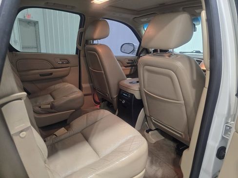 Used 2010 Cadillac Escalade Luxury image 25