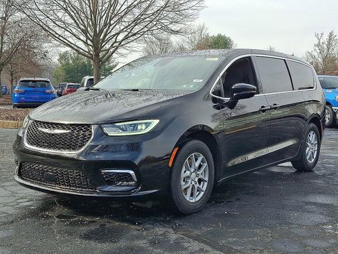 New 2026 Chrysler Pacifica Select image 2