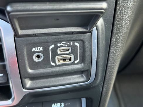 Used 2024 Jeep Wrangler Unlimited Sahara w/ Technology Group AWD/4WD image 25