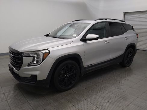 Used 2022 GMC Terrain SLE w/ Driver Convenience Package FWD image 2