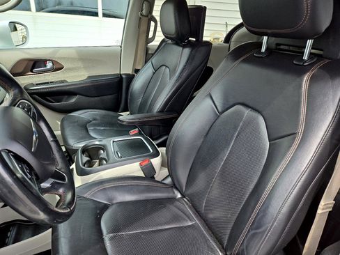 Used 2017 Chrysler Pacifica Touring-L Plus w/ Tire & Wheel Group image 18