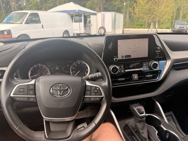 Used 2025 Toyota Highlander LE FWD image 2