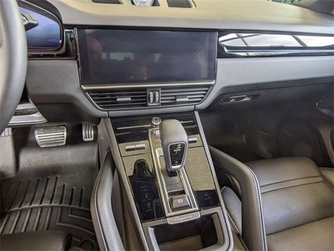 Used 2019 Porsche Cayenne S image 18