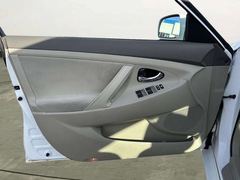 Used 2011 Toyota Camry LE image 10