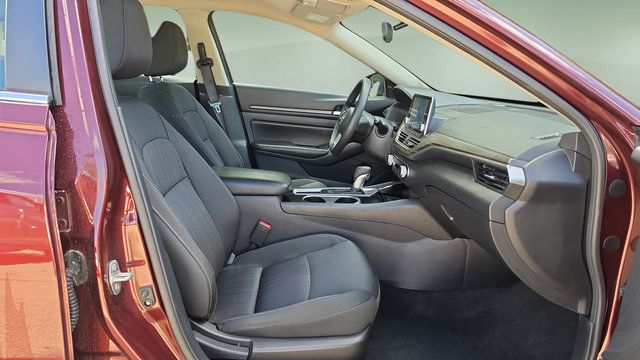 Used 2024 Nissan Altima 2.5 SV FWD image 13