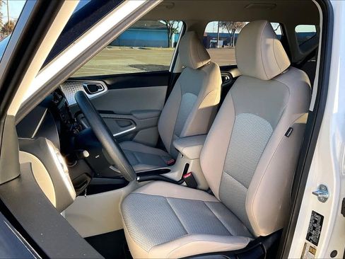 Certified 2024 Kia Soul LX image 11