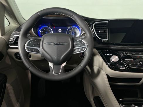 Used 2024 Chrysler Pacifica Limited image 14