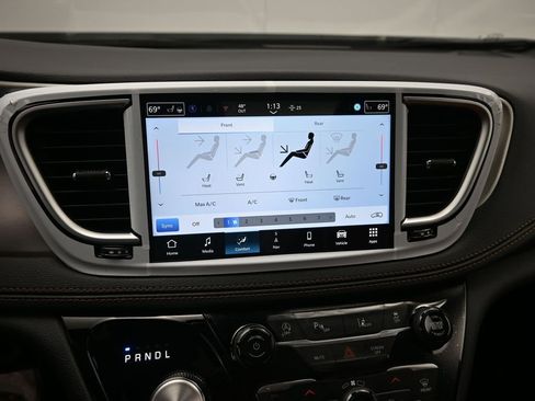 New 2026 Chrysler Pacifica Pinnacle w/ Trailer Tow Group AWD/4WD image 14