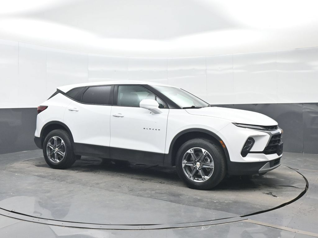 Used 2025 Chevrolet Blazer LT FWD image 8