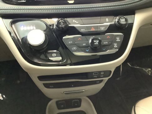 Used 2019 Chrysler Pacifica Limited image 24