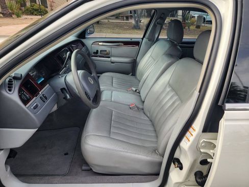 Used 2004 Lincoln Town Car Signature RWD image 16