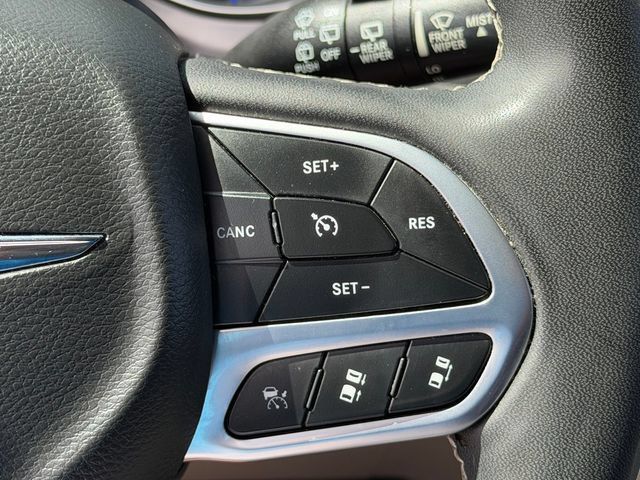 Used 2022 Chrysler Pacifica Touring-L FWD image 17