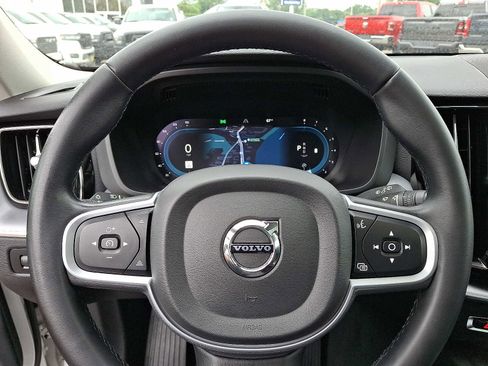 Used 2022 Volvo XC60 B5 Momentum image 22