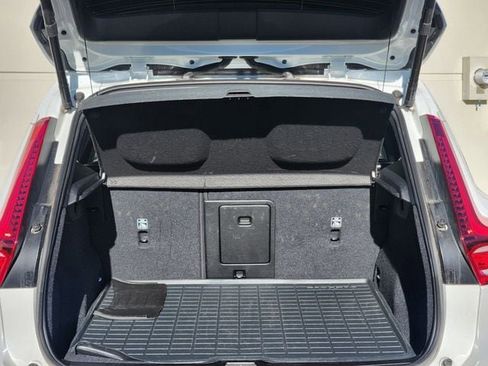 Certified 2025 Volvo XC40 B5 Core image 19