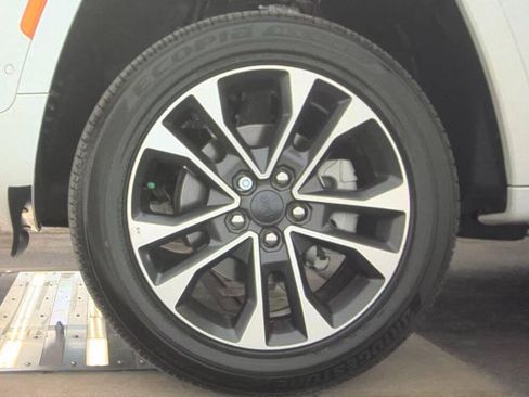 Used 2024 Jeep Grand Cherokee Overland AWD/4WD image 8
