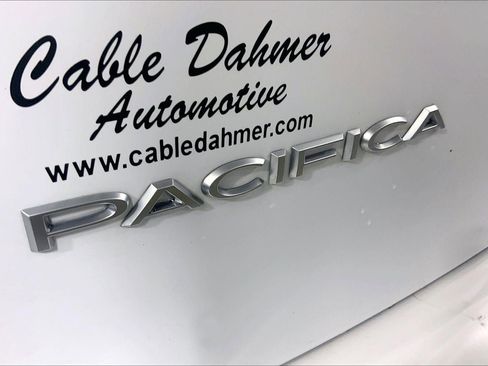 Used 2023 Chrysler Pacifica Pinnacle FWD image 8