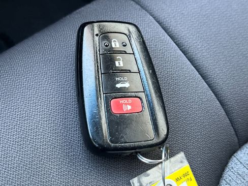 Used 2018 Toyota Camry LE image 27