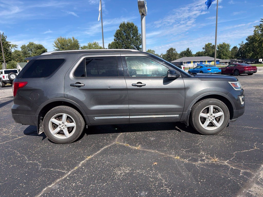 Used 2017 Ford Explorer XLT AWD/4WD image 6