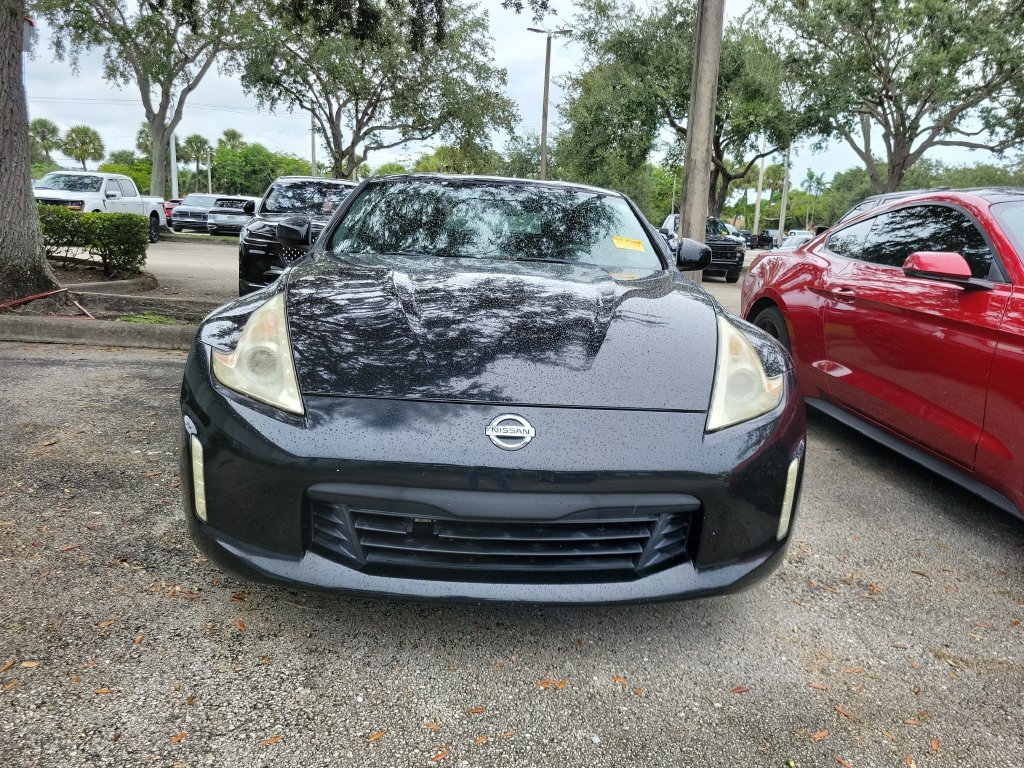 Used 2015 Nissan 370Z Coupe RWD image 2